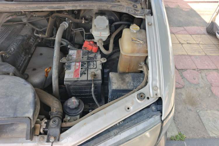 Used JAC Group Refine 2011 2.0L Shuttle Gasoline Comfort Edition HFC4GA3 Engine Bay Left