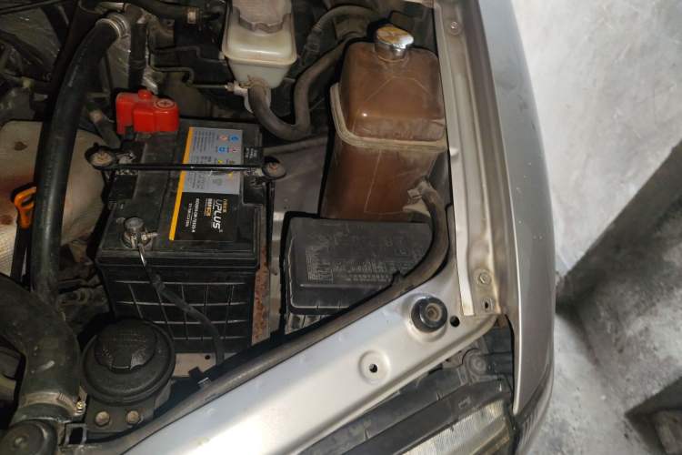 Used JAC Group Refine 2011 2.0L Shuttle Gasoline Standard Edition HFC4GA3 Engine Bay Left