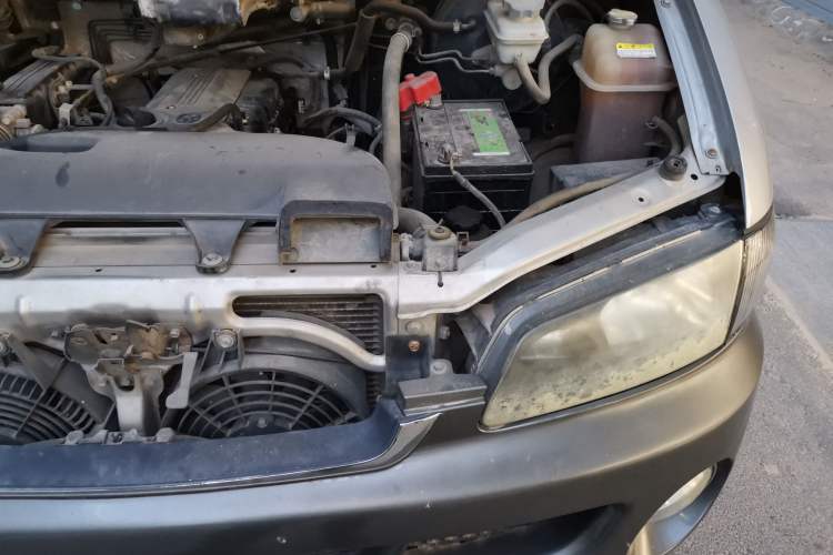 Used JAC Group Refine 2011 2.0L Shuttle Gasoline Comfort Edition HFC4GA3 Engine Bay Left