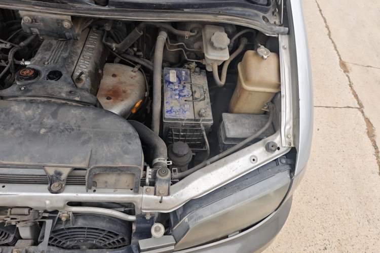 Used JAC Group Refine 2011 2.0L Shuttle Gasoline Comfort Edition HFC4GA3 Engine Bay Left