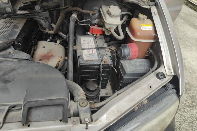 Used JAC Group Refine 2011 2.0L Shuttle Gasoline Comfort Edition HFC4GA3 Engine Bay Left