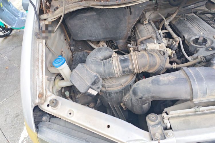 Used JAC Group Refine 2011 2.0L Shuttle Gasoline Comfort Edition HFC4GA3 Engine Bay Right
