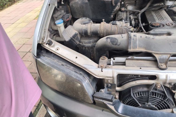 Used JAC Group Refine 2011 2.0L Shuttle Gasoline Standard Edition HFC4GA3 Engine Bay Right