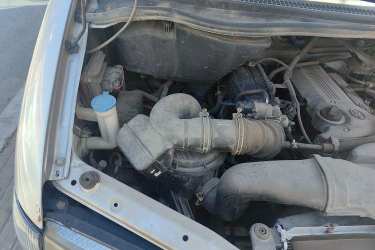 Used JAC Group Refine 2011 2.0L Shuttle Gasoline Comfort Edition HFC4GA3 Engine Bay Right