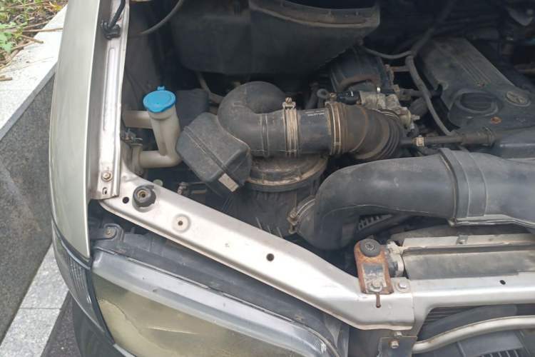 Used JAC Group Refine 2011 2.0L Shuttle Gasoline Standard Edition HFC4GA3 Engine Bay Right