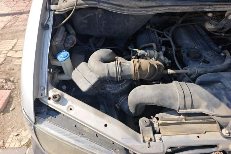 Used JAC Group Refine 2011 2.0L Shuttle Gasoline Comfort Edition HFC4GA3 Engine Bay Right
