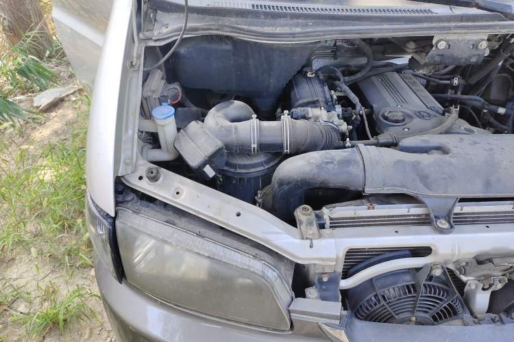 Used JAC Group Refine 2011 2.0L Shuttle Gasoline Standard Edition HFC4GA3 Engine Bay Right