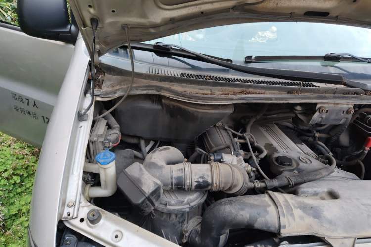 Used JAC Group Refine 2011 2.0L Shuttle Gasoline Comfort Edition HFC4GA3 Engine Bay Right