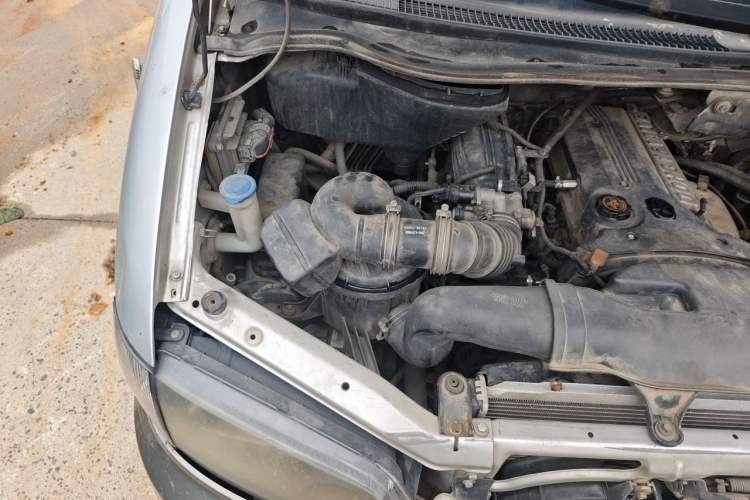 Used JAC Group Refine 2011 2.0L Shuttle Gasoline Comfort Edition HFC4GA3 Engine Bay Right