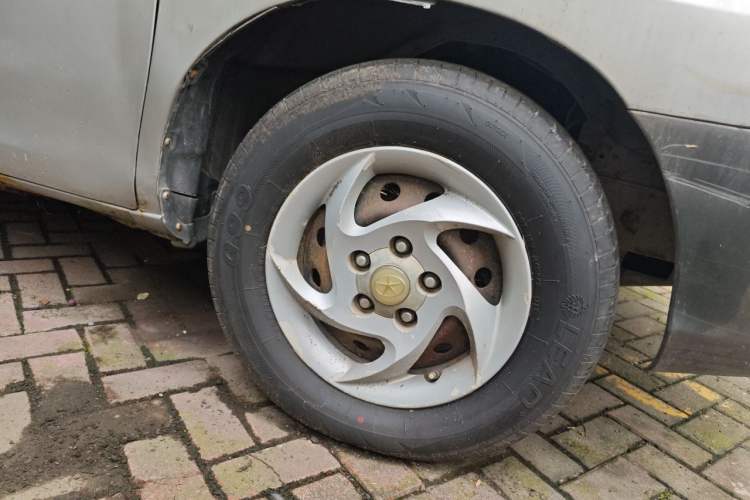 Used JAC Group Refine 2011 2.0L Shuttle Gasoline Standard Edition HFC4GA3 Right Front Wheel Hub