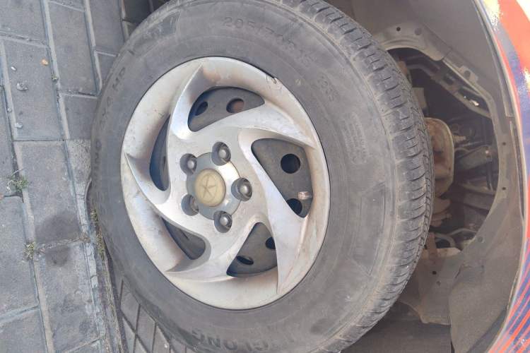 Used JAC Group Refine 2011 2.0L Shuttle Gasoline Comfort Edition HFC4GA3 Right Front Wheel Hub