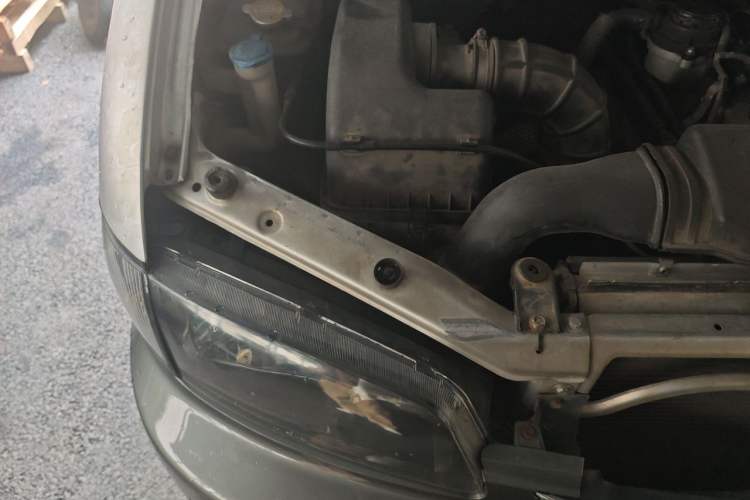 Used JAC Group Refine 2012 1.9T Shuttle Diesel Comfort Version HFC4DB1-2C Engine Bay Right