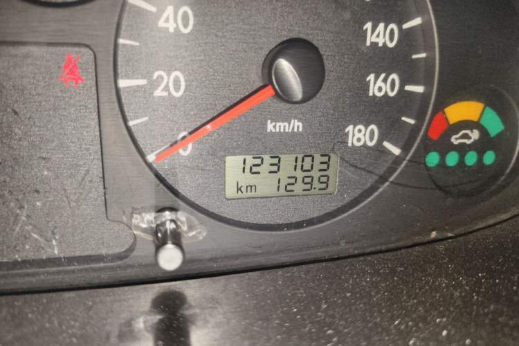 Used JAC Group Refine 2015 2.0L Shuttle Gasoline Long-Wheelbase Comfort Version HFC4GA3-3D Odometer Close Up
