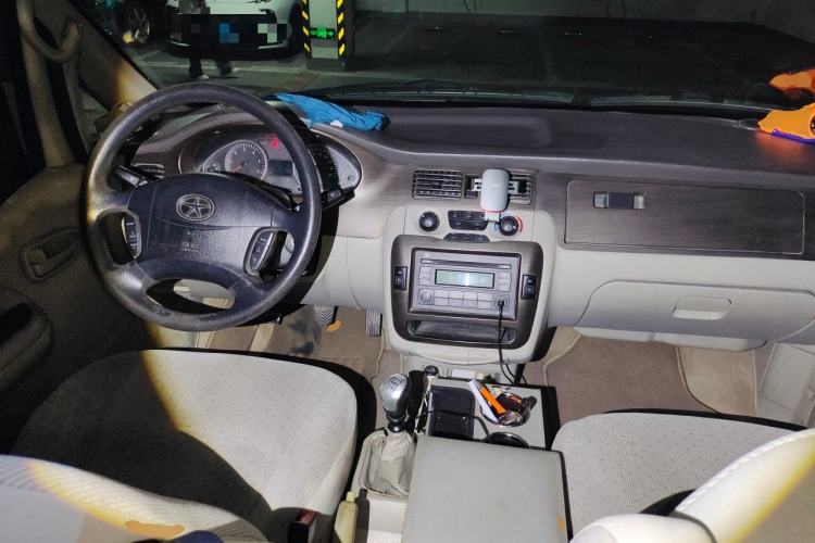 Used JAC Group Refine 2015 1.9T Shuttle Long-Wheelbase Comfort Model HFC4DB1-2C Center Console