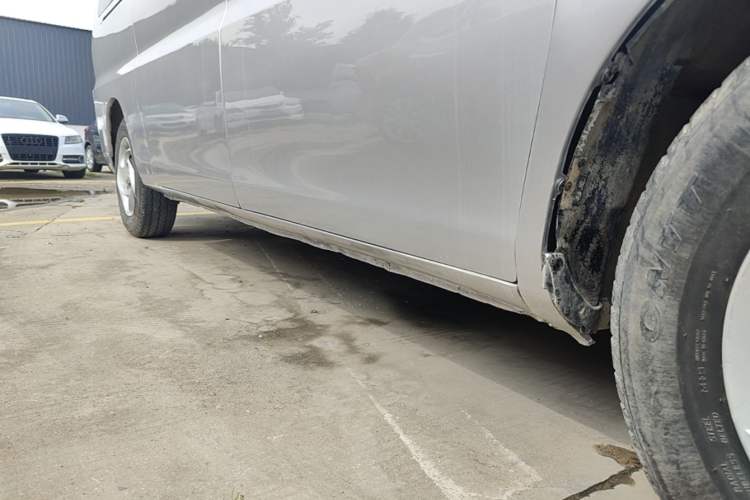 Used JAC Group Refine 2015 2.0L Shuttle Gasoline Long-Wheelbase Standard Version HFC4GA3-3D Right Side Sill