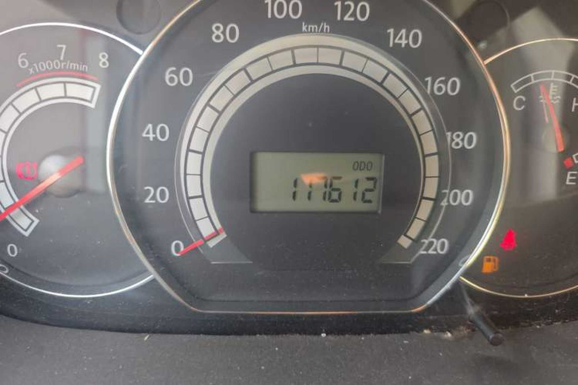 Used JAC Group Refine M2 2011 1.8L MT Zunyi Model 5-Seater Odometer Close Up
