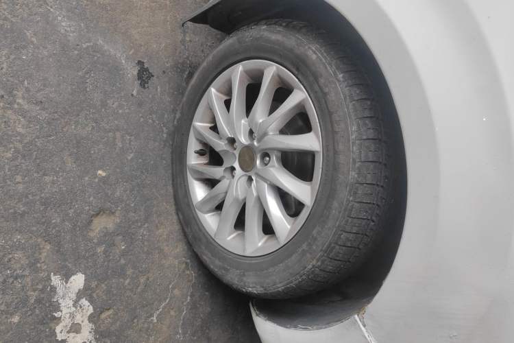 Used JAC Group Refine M2 2012 1.8L MT Business Luxury 5-Seater Right Front Wheel Hub