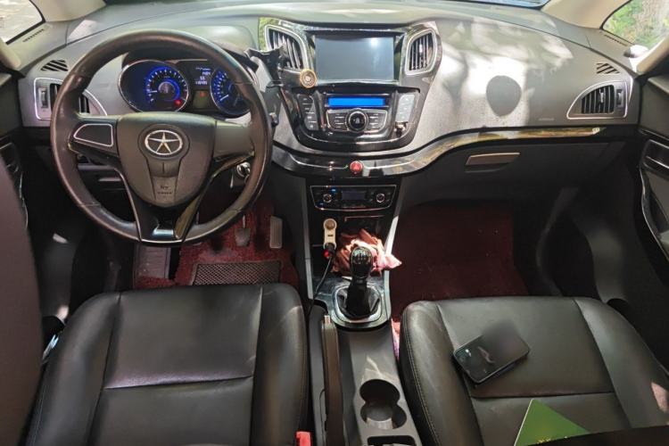 Used JAC Group Refine M2 2013 1.8L Manual Luxury 7-Seater Center Console