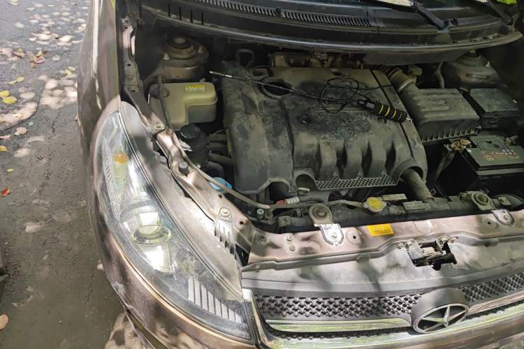 Used JAC Group Refine M2 2013 1.8L Manual Luxury 7-Seater Engine Bay Right