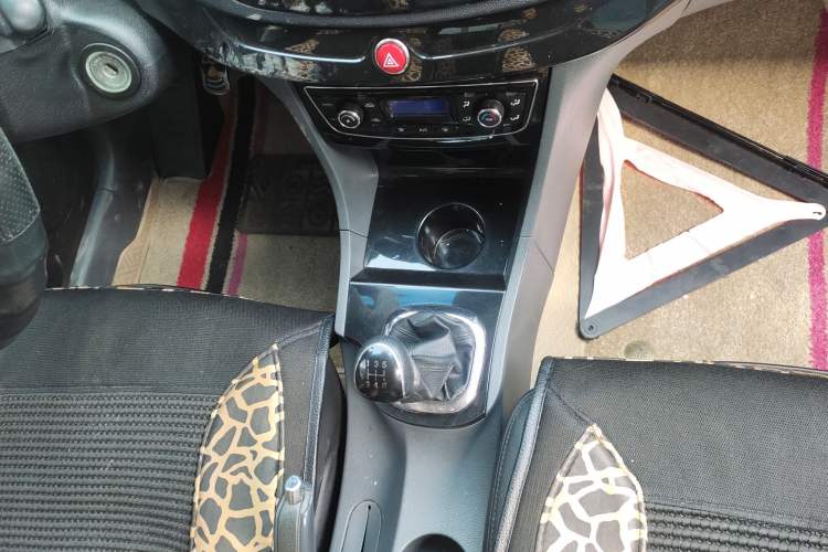 Used JAC Group Refine M2 2013 1.5L Manual Luxury 5-Seater Gear Lever