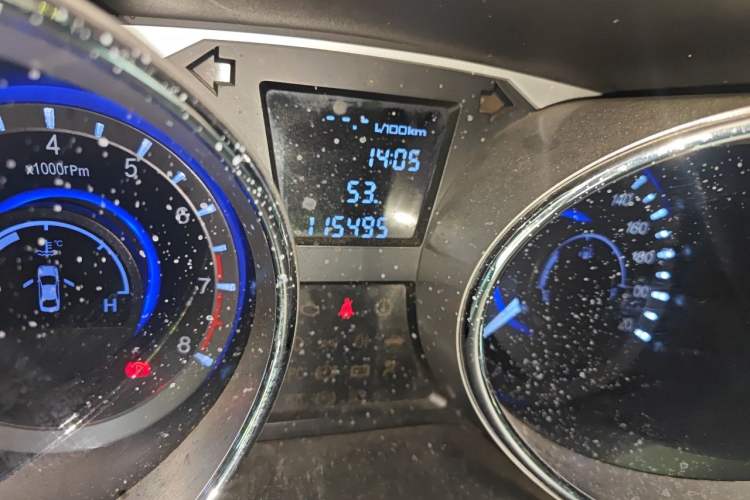 Used JAC Group Refine M2 2013 1.8L Manual Luxury 7-Seater Odometer Close Up