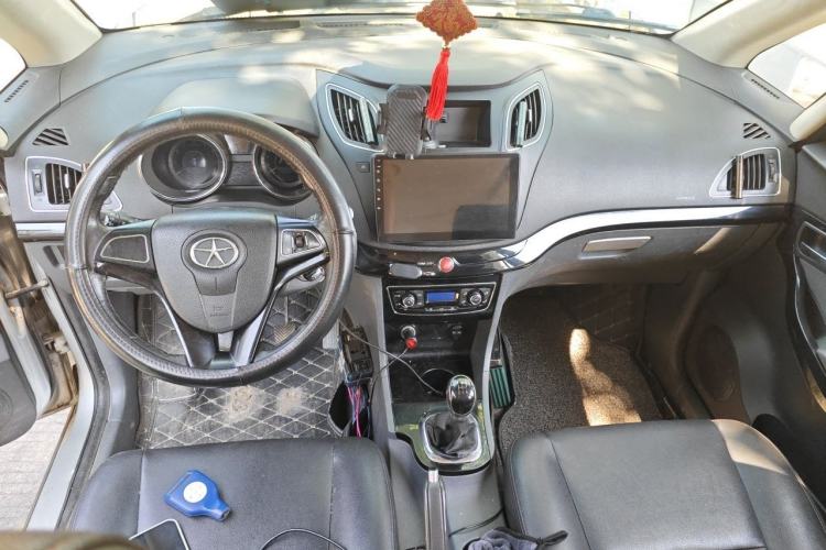 Used JAC Group Refine M2 2013 1.8L Manual Luxury Smart 7-Seater Center Console