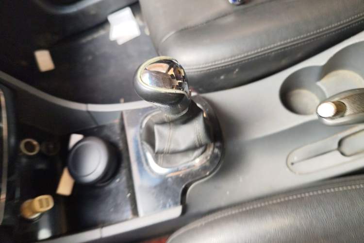 Used JAC Group Refine M2 2013 1.5L Manual Luxury 5-Seater Gear Lever
