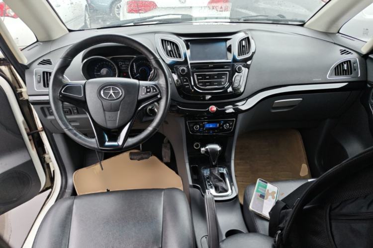 Used JAC Group Refine M2 2013 1.8L Automatic Luxury 7-Seater Center Console