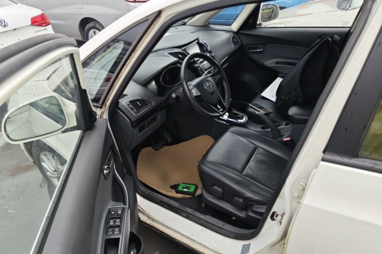 Used JAC Group Refine M2 2013 1.8L Automatic Luxury 7-Seater Driver Seat