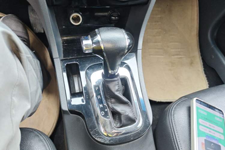 Used JAC Group Refine M2 2013 1.8L Automatic Luxury 7-Seater Gear Lever