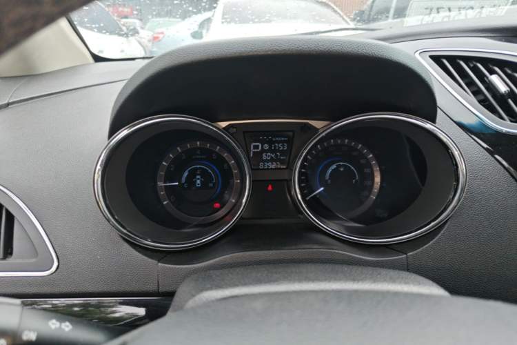 Used JAC Group Refine M2 2013 1.8L Automatic Luxury 7-Seater Instrument Cluster
