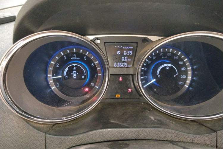Used JAC Group Refine M2 2013 1.8L Manual Luxury Smart Model 5 Seats Odometer Close Up