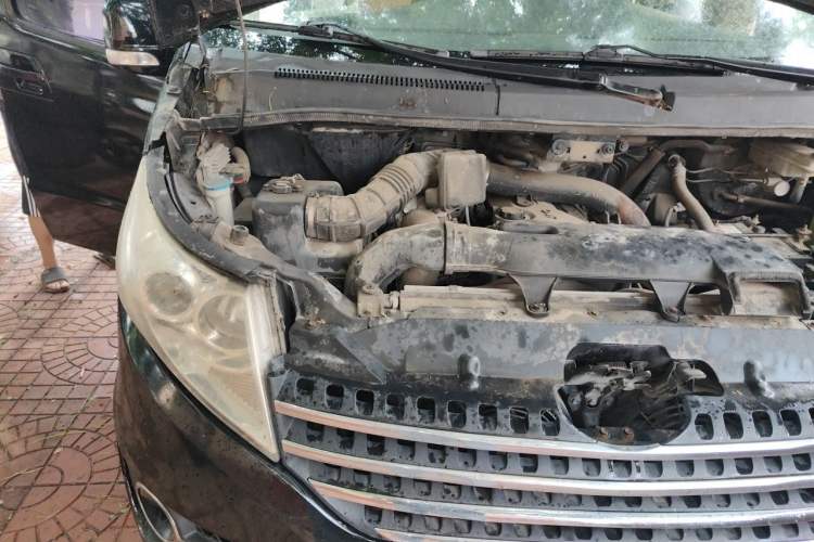 Used JAC Group Refine M5 2012 2.0T Gasoline Manual Business Edition Engine Bay Right