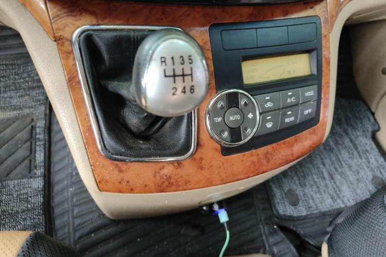Used JAC Group Refine M5 2012 2.0T Gasoline Manual Business Edition Gear Lever