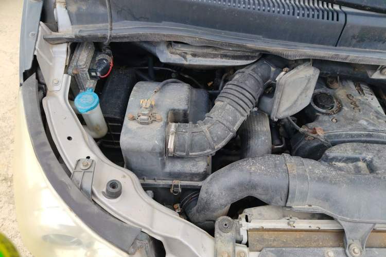 Used JAC Group Refine M5 2012 2.0T Gasoline Manual Business Edition Engine Bay Right