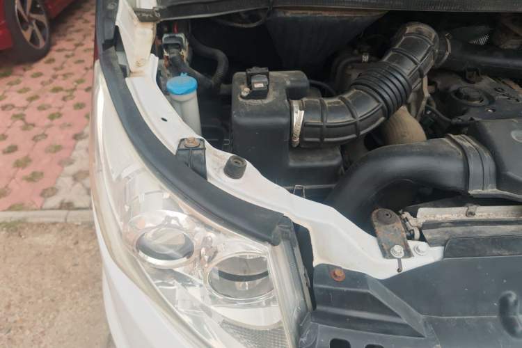 Used JAC Group Refine M5 2012 2.0T Gasoline Automatic Business Edition Engine Bay Right