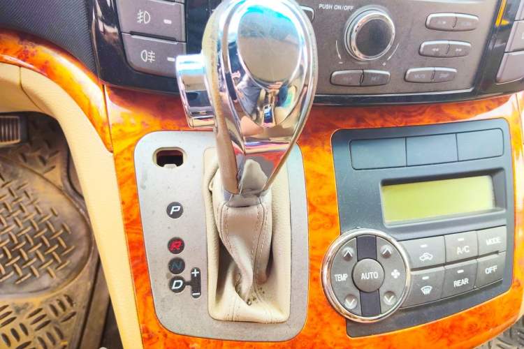 Used JAC Group Refine M5 2012 2.0T Gasoline Automatic Business Edition Gear Lever
