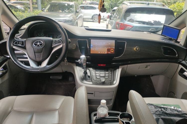 Used JAC Group Refine M5 2013 2.0T Gasoline Automatic Business Edition Center Console