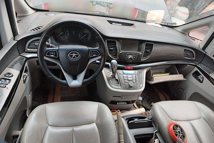 Used JAC Group Refine M5 2013 2.0T Gasoline Automatic Business Edition Center Console