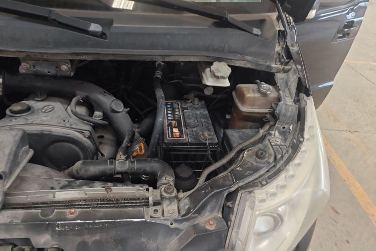 Used JAC Group Refine M5 2013 2.0T Gasoline Automatic Business Edition Engine Bay Left