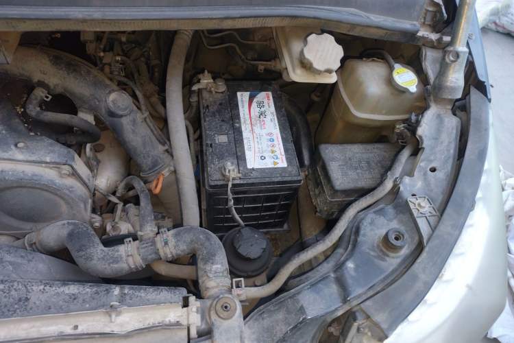 Used JAC Group Refine M5 2013 2.0T Gasoline Automatic Business Edition Engine Bay Left