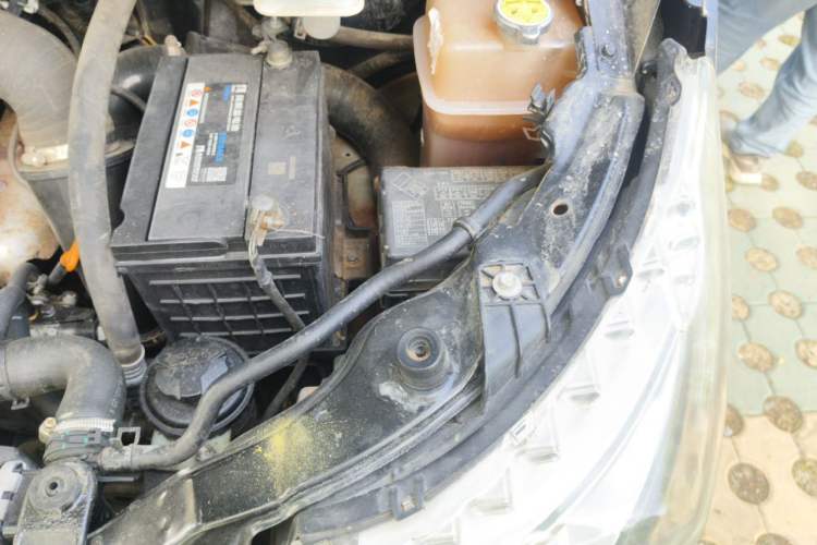 Used JAC Group Refine M5 2013 2.0T Gasoline Automatic Business Edition Engine Bay Left