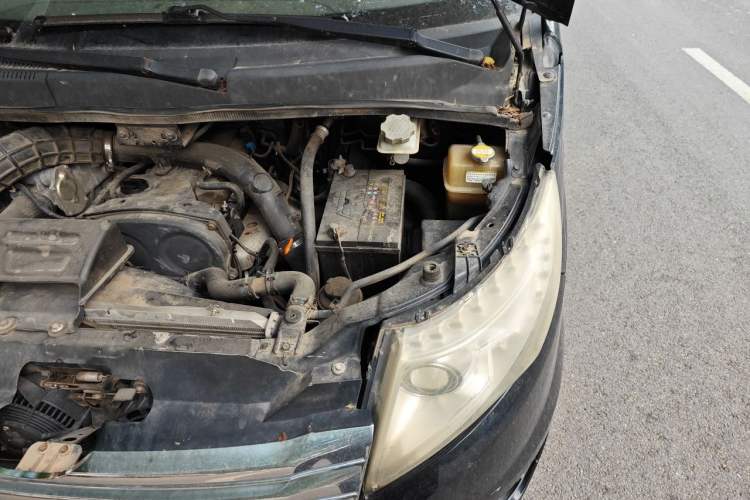 Used JAC Group Refine M5 2013 2.0T Gasoline Automatic Business Edition Engine Bay Left
