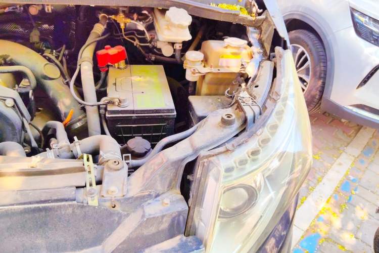Used JAC Group Refine M5 2013 2.0T Gasoline Manual Business Edition Engine Bay Left