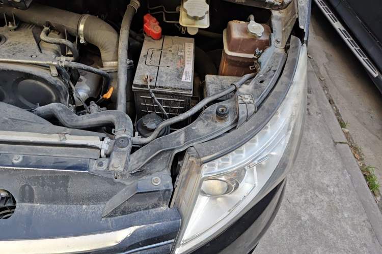 Used JAC Group Refine M5 2013 2.0T Gasoline Automatic Business Edition Engine Bay Left