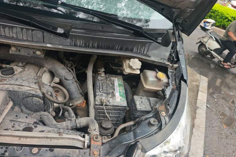 Used JAC Group Refine M5 2013 2.0T Gasoline Automatic Business Edition Engine Bay Left