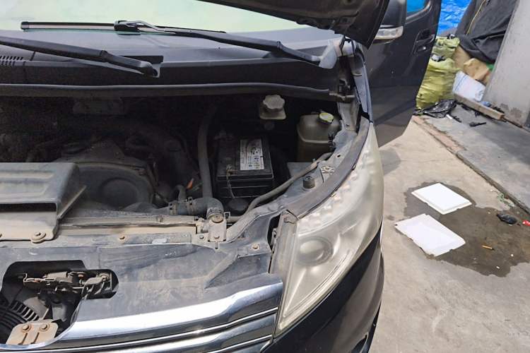 Used JAC Group Refine M5 2013 2.0T Gasoline Automatic Business Edition Engine Bay Left