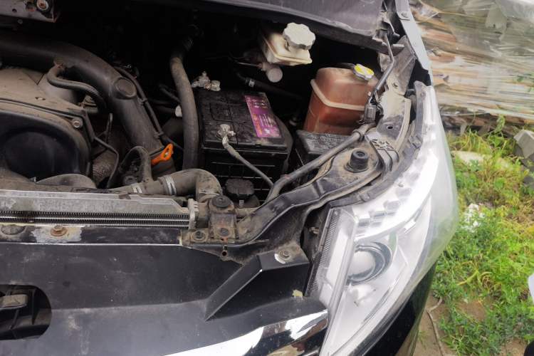 Used JAC Group Refine M5 2013 2.0T Gasoline Automatic Business Edition Engine Bay Left