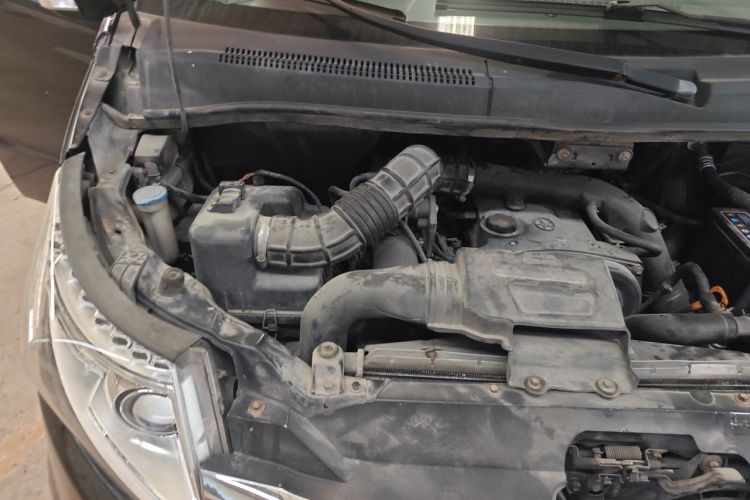 Used JAC Group Refine M5 2013 2.0T Gasoline Automatic Business Edition Engine Bay Right