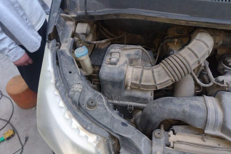 Used JAC Group Refine M5 2013 2.0T Gasoline Automatic Business Edition Engine Bay Right